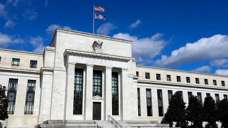 Fed Faizi 25 Baz Puan Düşürdü